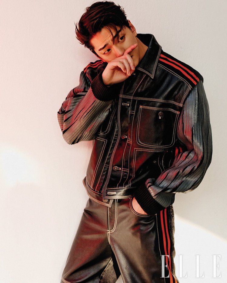 金旻奎拍攝韓國版《ELLE》雜誌，身穿皮衣展現熟男魅力。圖／取自Twitter