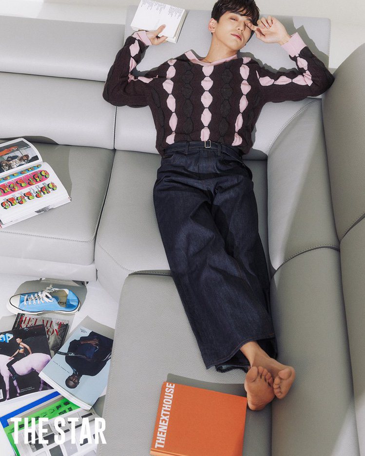 金旻奎拍攝《THE STAR》雜誌，展現大男孩的一面。圖／取自Twitter