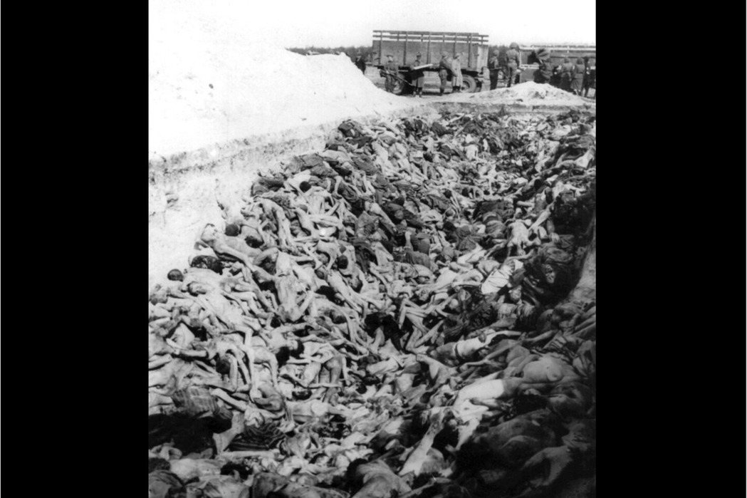 圖為德國貝爾根-貝爾森集中營的萬人塚。 圖／美聯社