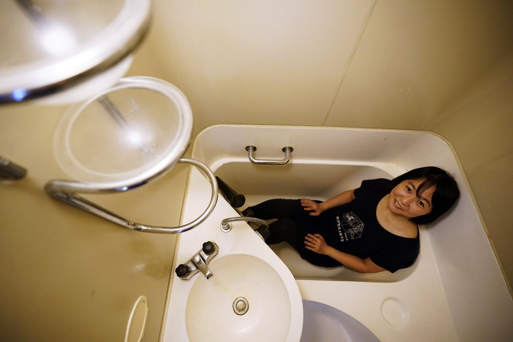 中銀膠囊塔裡的迷你衛浴設備。但如果週邊住宅有錢湯之類的公共浴場，是不是連這個設備...