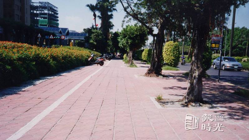 圖說：北市人行道 台北街頭行之有年的制式人行道紅磚，已經被議會決議，淘汰出局。
日期：1996/10/13 攝影：李漢昌 來源：聯合報 
