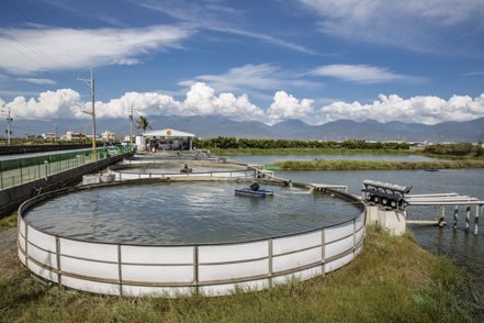 首創HDPE材料建構的低碳生態循環養殖場。中華海洋/提供