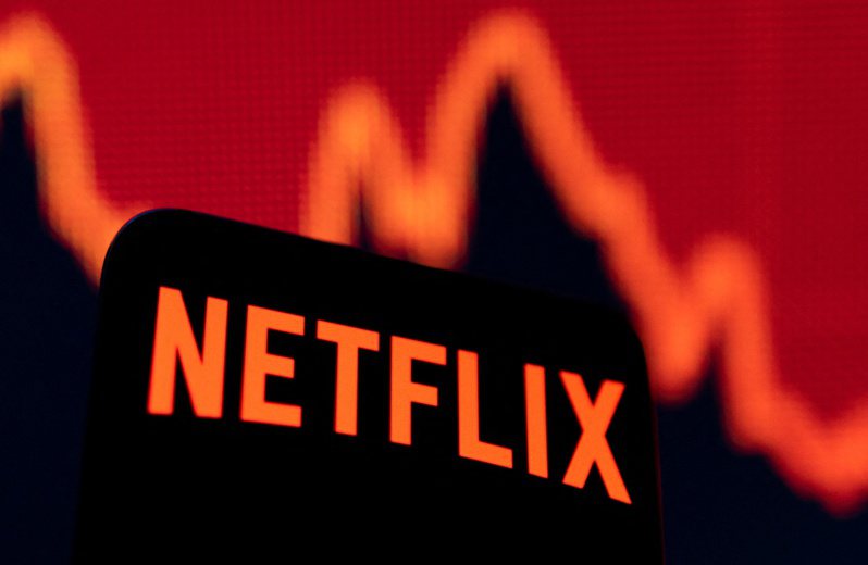 串流媒體巨人Netflix股價周三（20日）收盤大跌超過35%，市值蒸發逾500億美元。路透 路透社