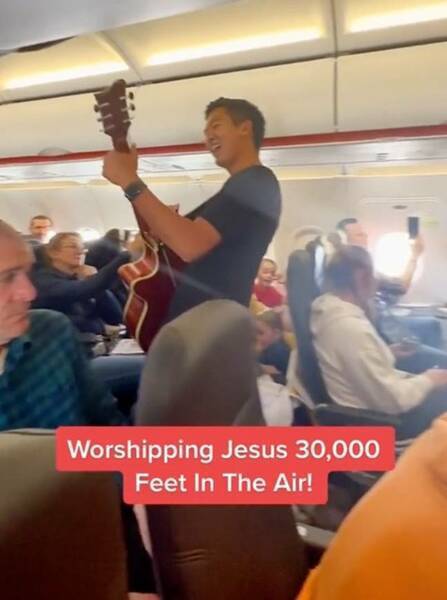 日前1名新加坡基督徒在飞机上高唱诗歌的影片，在网路上流传与点阅后，引发褒贬参半。（网络截取）(photo:UDN)