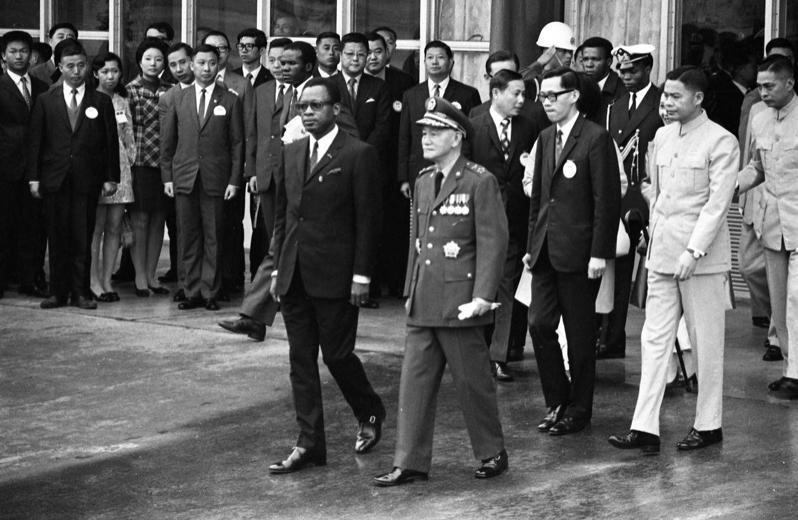 剛果總統莫布杜（前左）1971年4月21日離台返回剛果，蔣中正總統（前右）至機場親送。圖／聯合報系資料照片