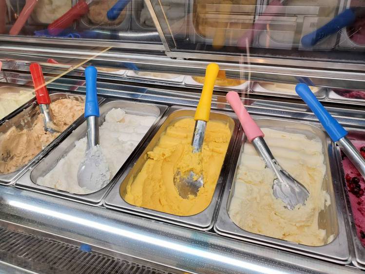 NAGOMI提供多種口味的義式冰淇淋。記者陳睿中／攝影