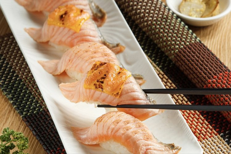 「加州起司炙燒鮭魚握壽司」定價258元，將生食級炙燒鮭魚，與金黃起司、明太子美乃...