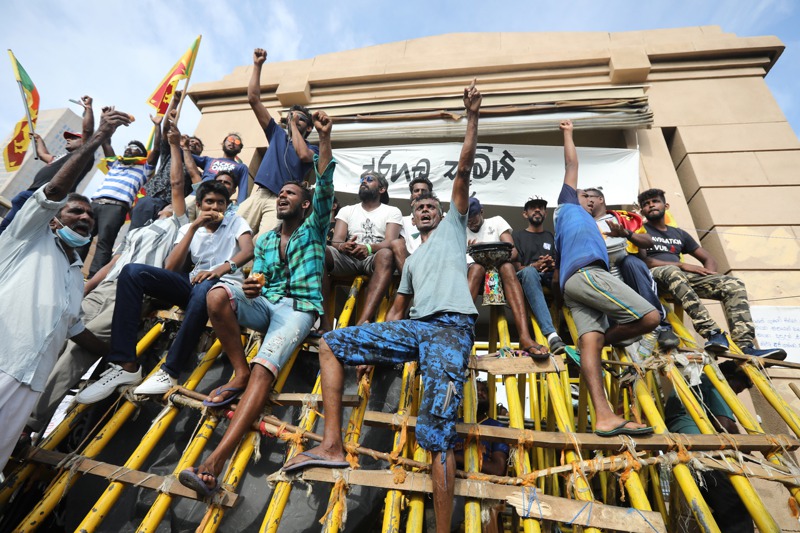 斯里蘭卡深陷經濟危機，大批民眾18日聚集在首都可倫坡的總統府附近要求總統下台。歐新社