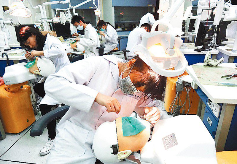 台灣的醫學臨床技能測驗（OSCE），存在跟美國相似的問題，台灣醫界也認為，此刻正是台灣檢視如何改善OSCE的好時機。圖為牙醫學系學生正在接受牙髓病學科OSCE教學及評量情形。圖／臺北醫學大學提供