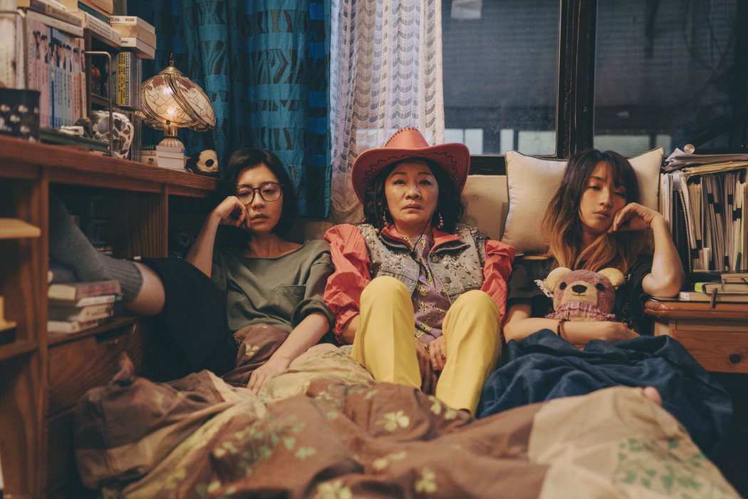 賈靜雯（左起）、比莉、柯佳嬿在劇中飾演彼此看不順眼的母女三人。圖／Netflix
