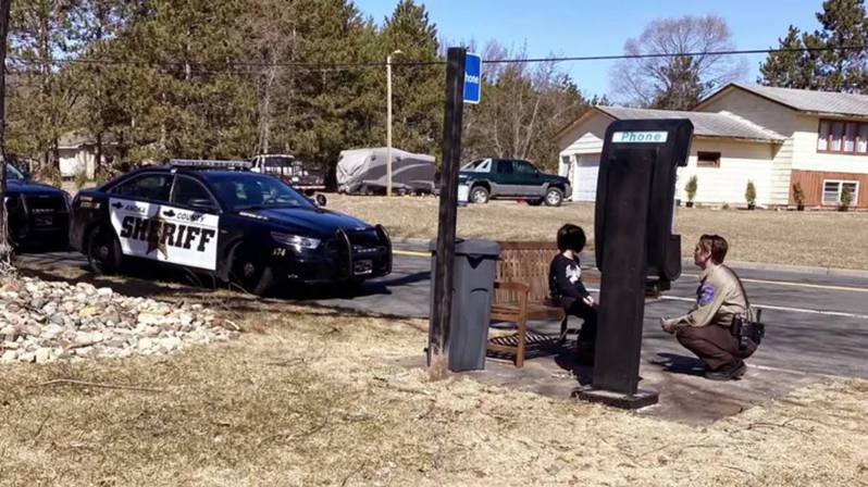 美国1名男童走失后用公共电话亭报警，令这个电话亭引起关注。 图／截自Fox新闻(photo:UDN)