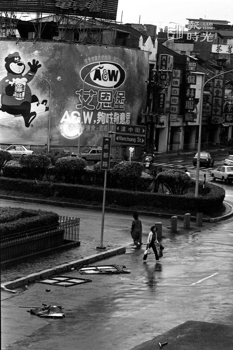 白蘭黛颱風來襲，路上散落被吹散之廣告招牌。日期：1985/10/04˙攝影：陳曙光 ˙來源：聯合報