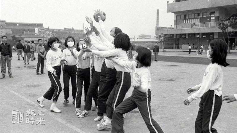 圖說：台北市松山國小學童，每日身陷附近工廠排放廢氣汙染的空氣當中，學童戴起口罩上體育課表達抗議。日期：1979/3/9．攝影：徐燦雄．來源：聯合報