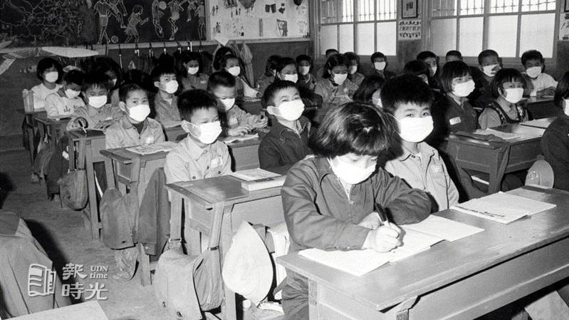 圖說：台北市松山國小學童，每日身陷附近工廠排放廢氣汙染的空氣當中，學童戴起口罩上體育課表達抗議。日期：1979/3/9．攝影：徐燦雄．來源：聯合報
