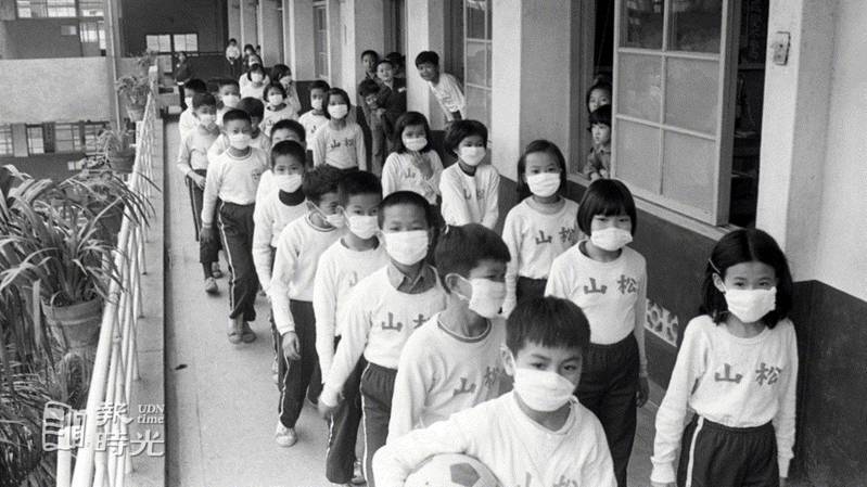 圖說：台北市松山國小學童，每日身陷附近工廠排放廢氣汙染的空氣當中，學童戴起口罩上體育課表達抗議。日期：1979/3/9．攝影：徐燦雄．來源：聯合報