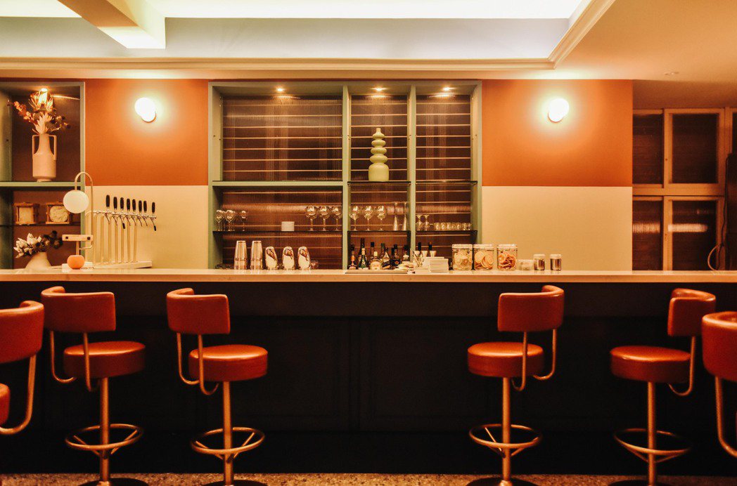 1樓Wes Cafe Bar魏斯咖啡廳，以導演魏斯安德森的奇幻復古風格為靈感。 ...