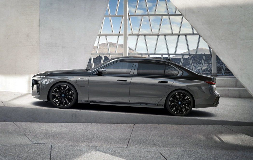 圖為全新BMW G70 M760e插電式油電混合房車。 摘自BMW