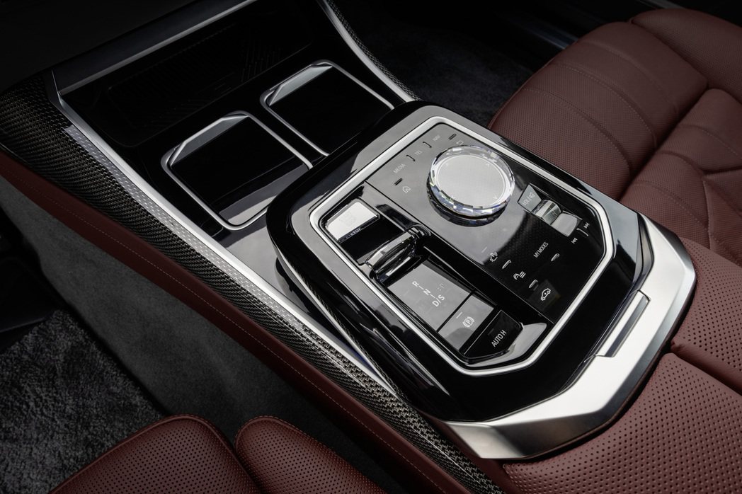 在新世代BMW 7 Series中，已經將傳統排檔桿設計改為體積相當小的撥桿式造...