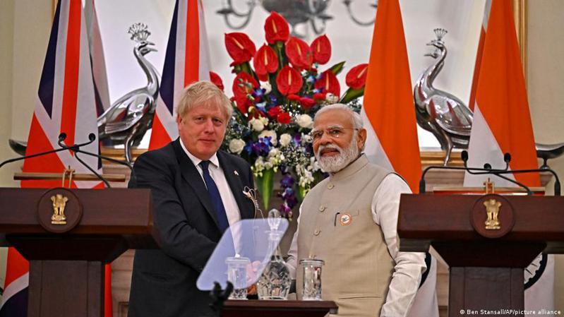 英國首相強生（左）周五在新德里與印度總理莫迪（右）會面，共同簽署了一項協議，雙方將建立更緊密的安全關係，使採購武器的流程更為便利。圖／德國之聲中文網