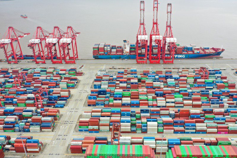 上海实施严格的防疫封控措施，导致进口货柜停留期拉长到超过12天。 新华社(photo:UDN)