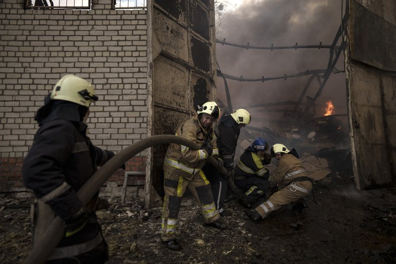 图为俄罗斯轰炸乌克兰的哈尔科夫后，消防员赶抵现场灭火的画面。美联社(photo:UDN)
