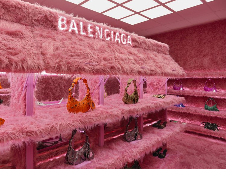 Balenciaga倫敦Le Cagole系列期間限定店，整體空間由亮粉紅色的人...