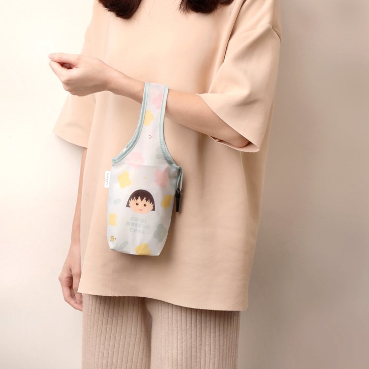 7-ELEVEN門市ibon預購限量推出「櫻桃小丸子飲料袋」，每款售價149元。...