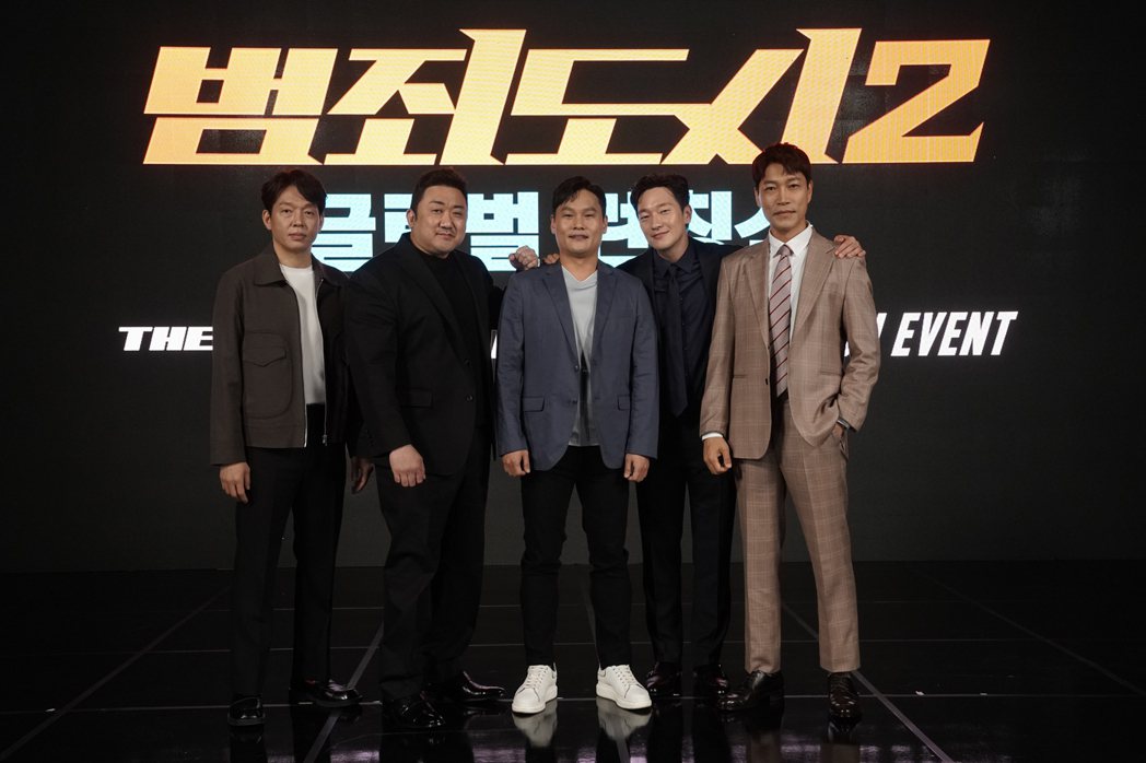朴志煥(左起)、馬東石、導演李相龍、孫錫求以及崔貴華出席「犯罪都市2」線上記者會...
