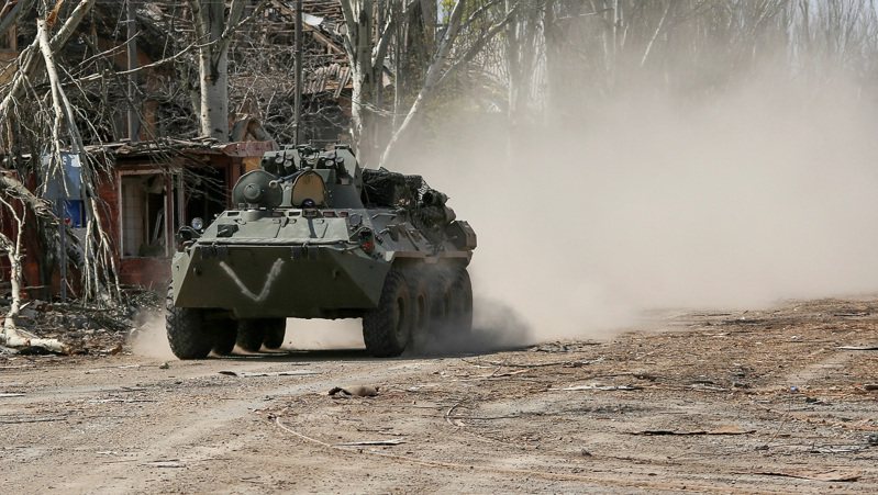親俄武裝部隊一輛裝甲運兵車21日行駛於烏克蘭南部港口城市馬立波。路透