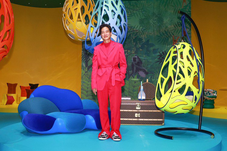 薛仕凌在Objets Nomades展覽中，驚豔於Les Petits Nomades系列皮革小花的精細之美。記者王聰賢／攝影