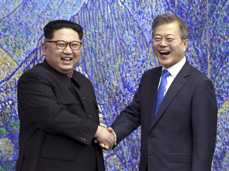 南韓總統文在寅（右）與北韓領導人金正恩（左）2018年4月在在兩韓邊界的非武裝區「板門店」南韓一側的和平之家舉行峰會，握手合影留念。美聯社