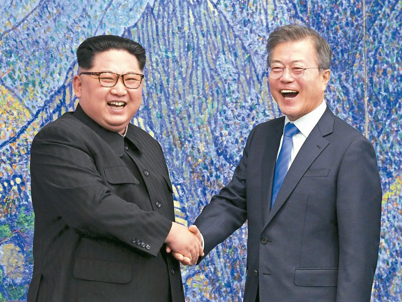 南韩总统文在寅（右）与北韩领导人金正恩（左）二○一八年四月在在两韩边界「板门店」南韩一侧的和平之家举行峰会，握手合影。（美联社）(photo:UDN)