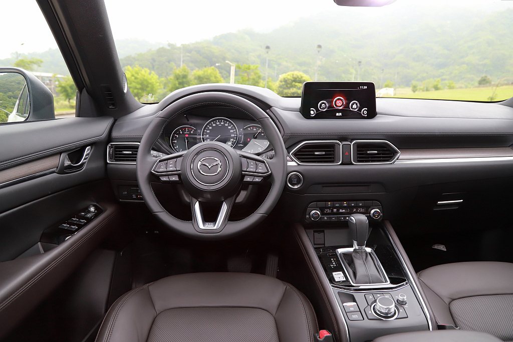 Mazda CX-5 25T AWD Signature座艙的控台與車門飾板，採...