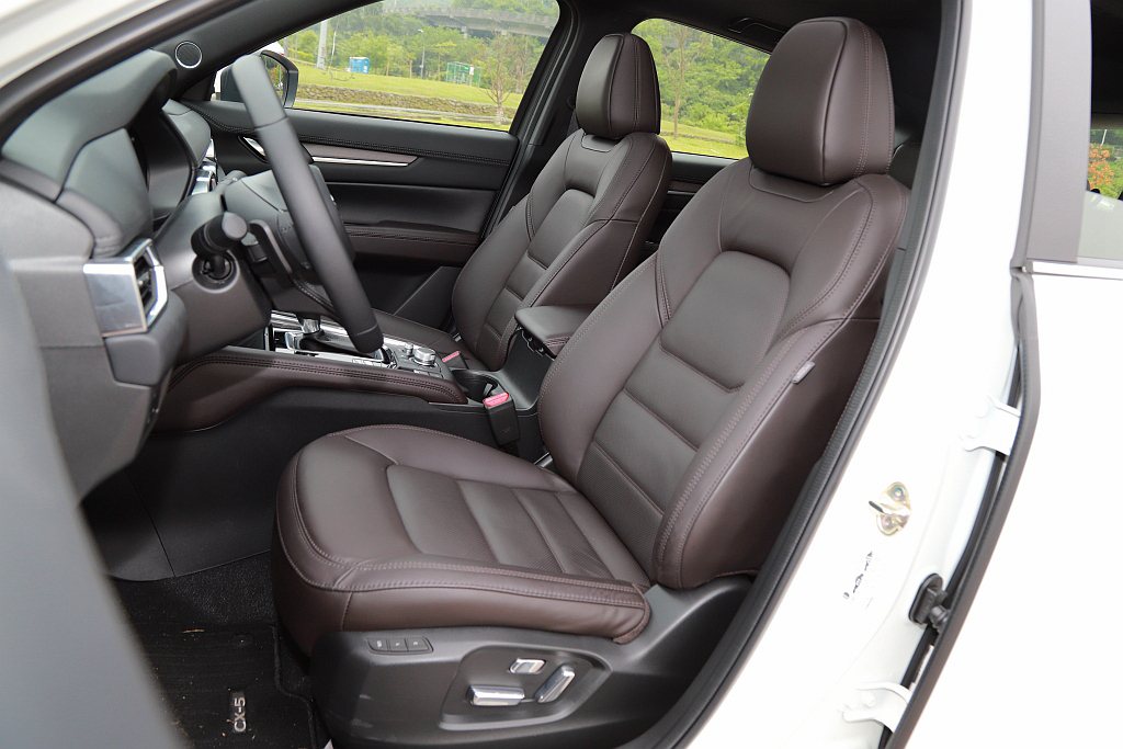Mazda CX-5 25T AWD Signature的座椅更採用Nappa真...