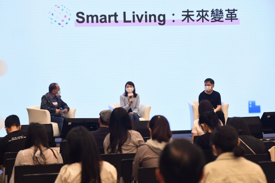 「企業意識廳」以「Smart Living：未來變革」為題，分享企業未來變革的第...