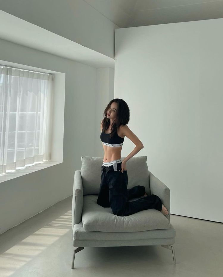 38歲的Dara透過Calvin Klein畫報呈現好身材。圖／取自IG