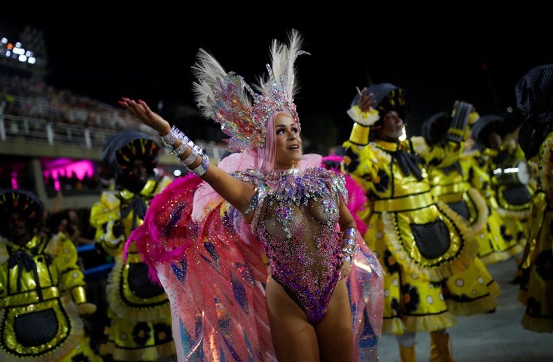 巴西里约灿烂的嘉年华会，今天在着名的森巴学校舞者游行下登场，也是COVID-19疫情肆虐巴西以来的首次嘉年华，象征当地重新迈向正常生活。路透(photo:UDN)
