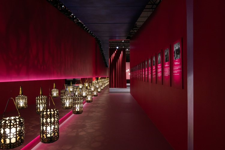 在入口處的盡頭是象徵法國建築的落地紅色簾幕，以Lantern皮革燈籠營造阿拉伯風...
