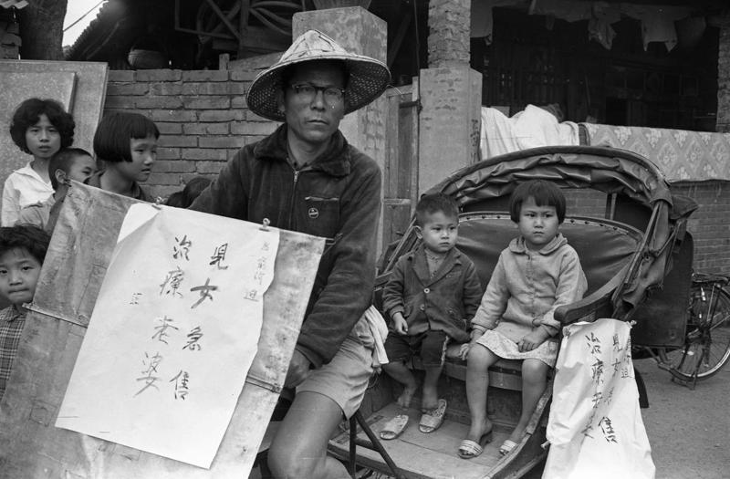 1961年4月23日，三輪車夫吳天賜當街賣兒女救妻。圖／聯合報系資料照片