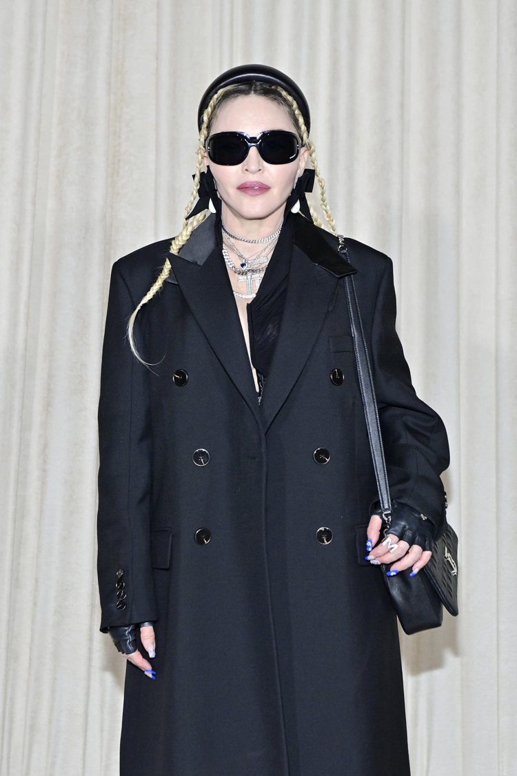 63歲的歌壇巨星瑪丹娜出席BURBERRY派對，以一身黑穿出個人風格。圖／BURBERRY提供