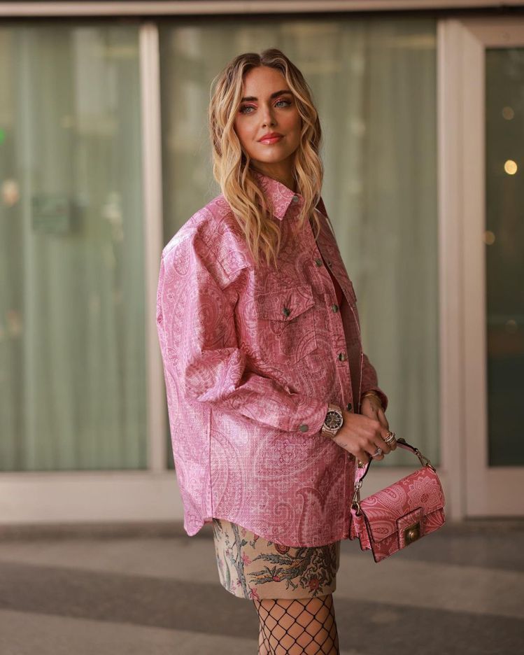 身為ETRO品牌好友，Chiara Ferragni詮釋了可愛的粉色小提包。圖／...
