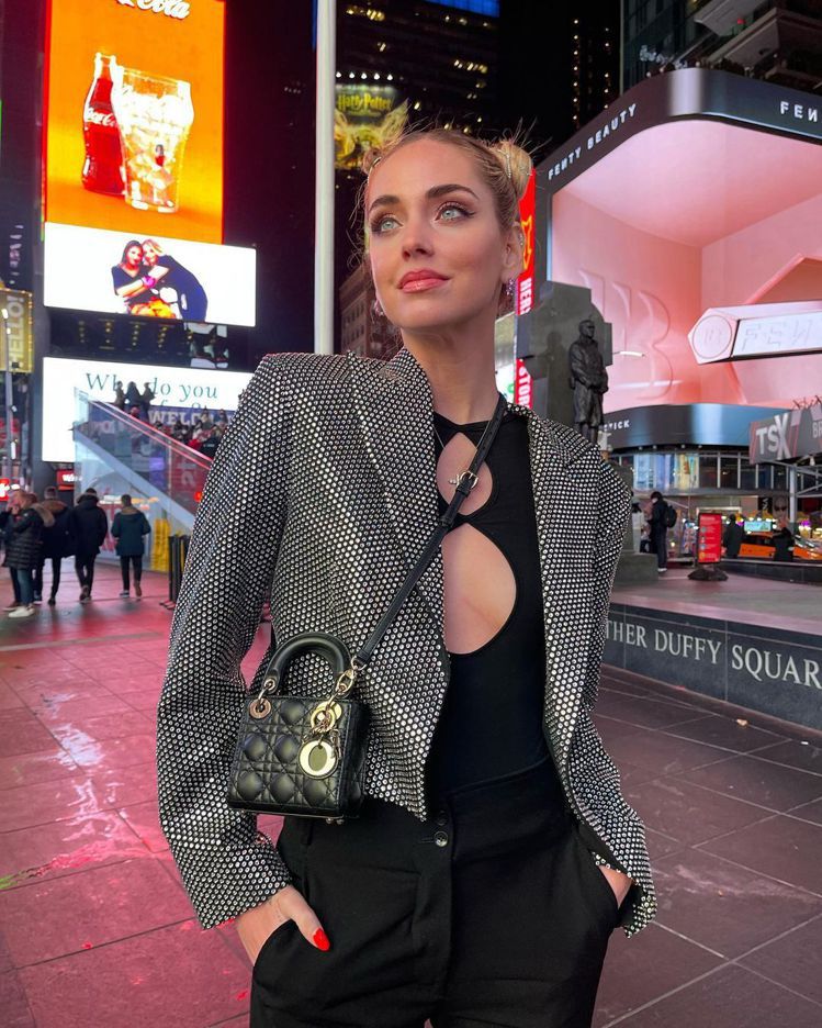「人生勝利組」Chiara Ferragni在紐約時代廣場，搭著Lady dior Mini包款帥氣又時髦。圖／取自IG