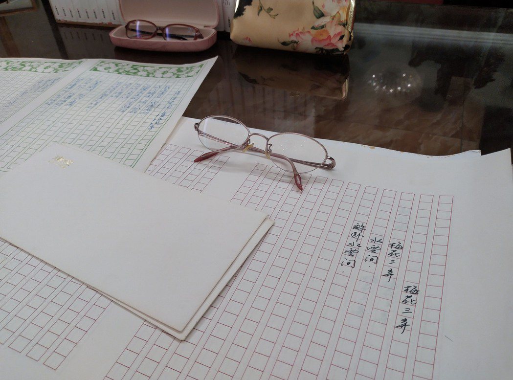 瓊瑤手稿以及日常使用的眼鏡。圖／瓊瑤故事館籌備處
