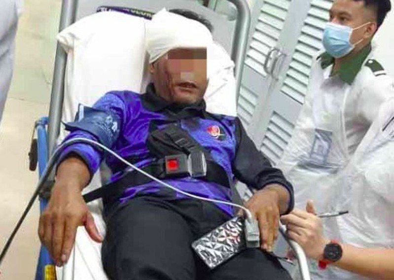 马来西亚一名男子在夺命车祸现场热心救援，结果竟然反被死者家属用木棍暴打到头破血流，须送院救治。（中国报）(photo:UDN)