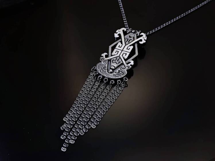 高曉婷設計的「春秋大飾」項鍊，預購價約2,650元。圖／Getmii仕飾人提供