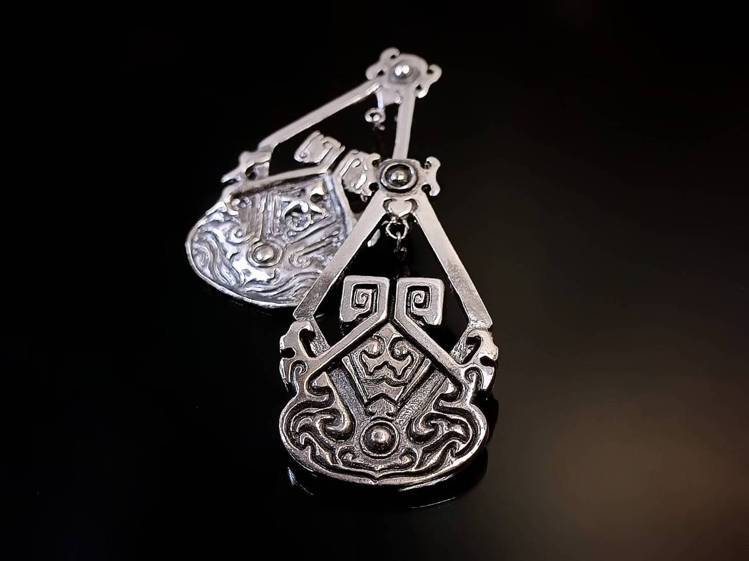 高曉婷設計的「春秋大飾」耳環，預購價約1,800元。圖／Getmii仕飾人提供