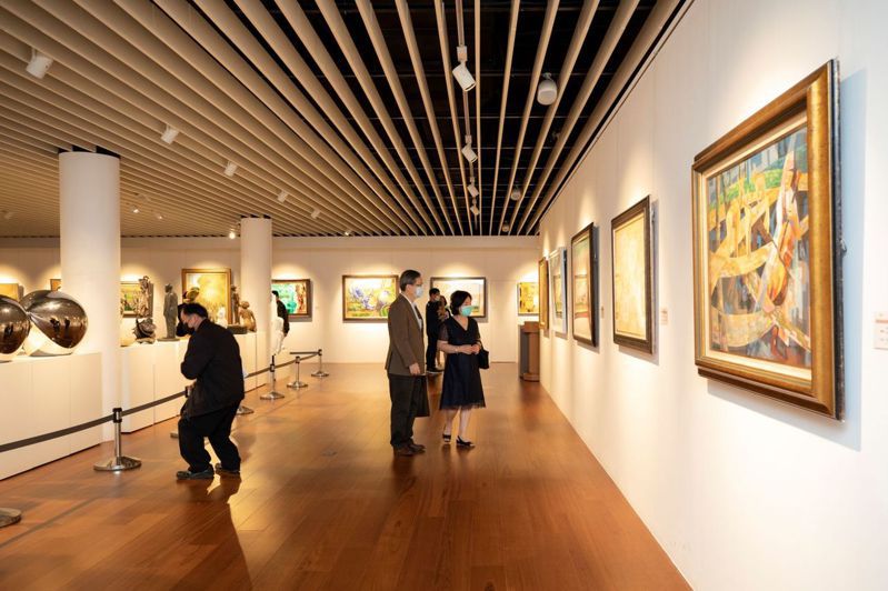 臺陽美術協會是臺灣歷史最悠久的美術團體，第85屆臺陽美術展「85臺陽．薪傳永續」美術特展即起於國父紀念館展出。圖為民眾參觀「85臺陽、薪傳永續」展覽。圖／國父紀念館提供