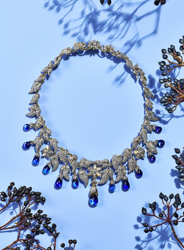 鉑金及18K黃金鑲嵌丹泉石及鑽石葉子造型項鍊，有傳奇珠寶設計師Jean Schlumberger的風格。圖／Tiffany提供