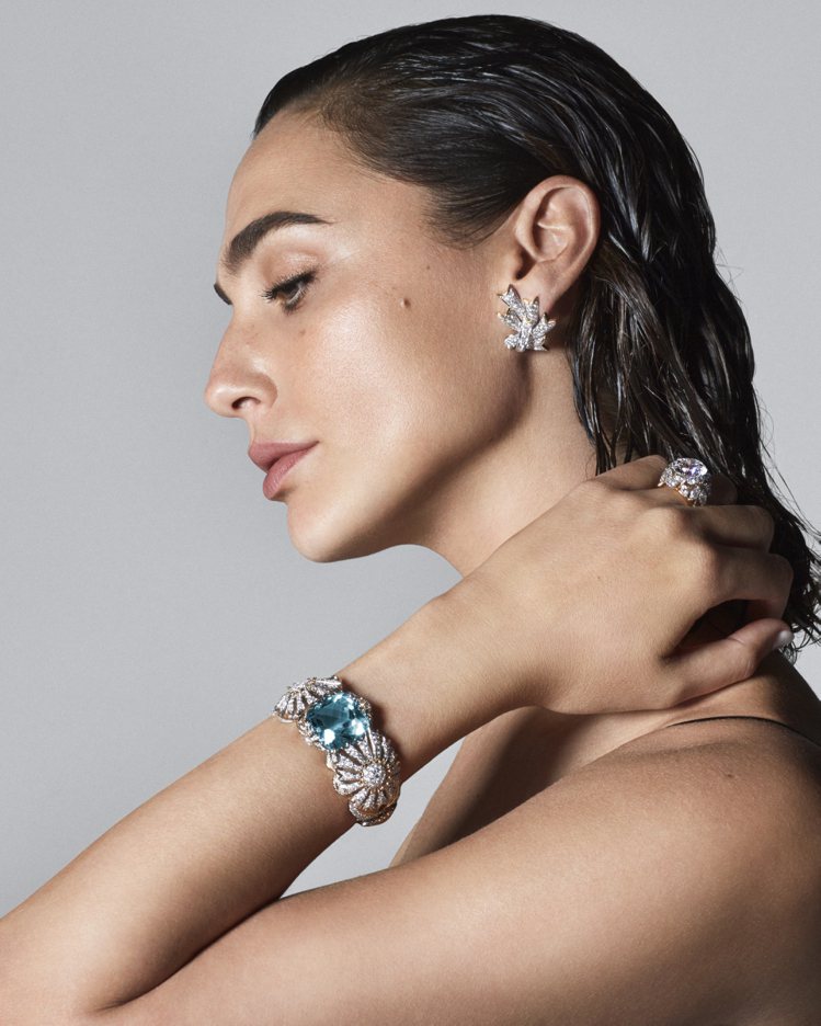 好萊塢女星蓋兒加朵配戴Tiffany BOTANICA植物綺境系列18K黃金及鉑金鑲嵌海水藍寶及鑽石花朵造型手環。圖／Tiffany提供