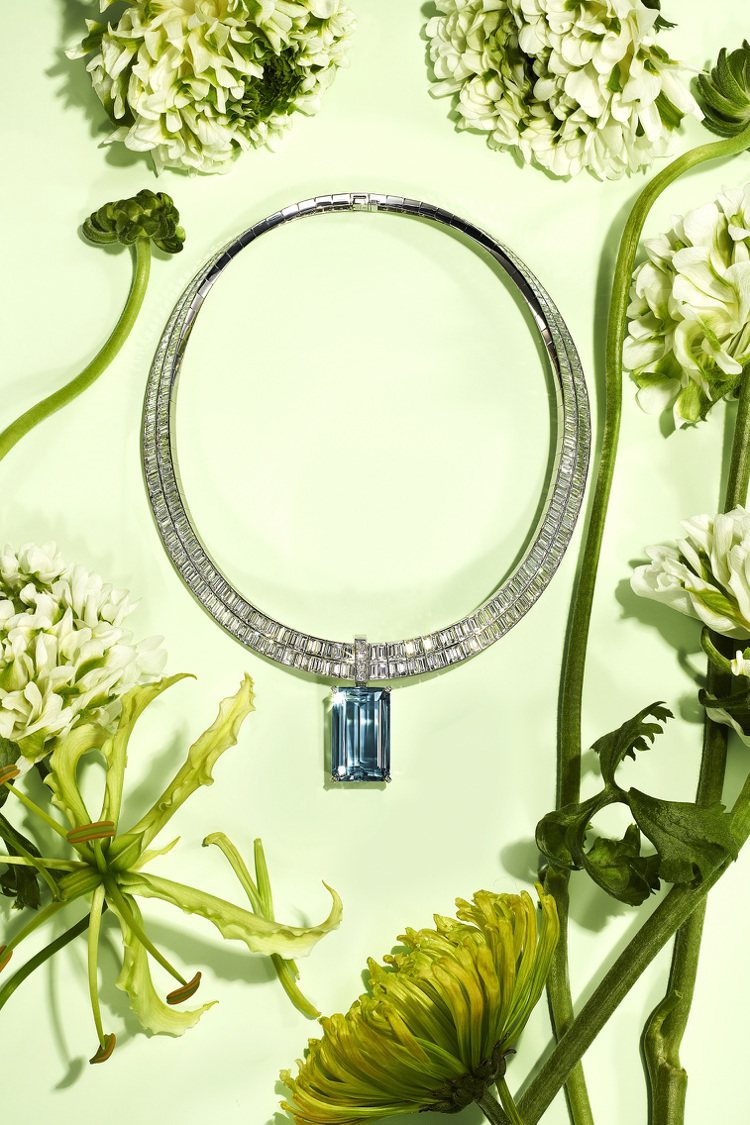 蒲公英造型鑽石項鍊，共可轉換為5種方式配戴，這是其中之一。圖／Tiffany提供